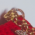 Bolsa Vermelha em Fio de Malha com Detalhes Dourados Feita à Mão